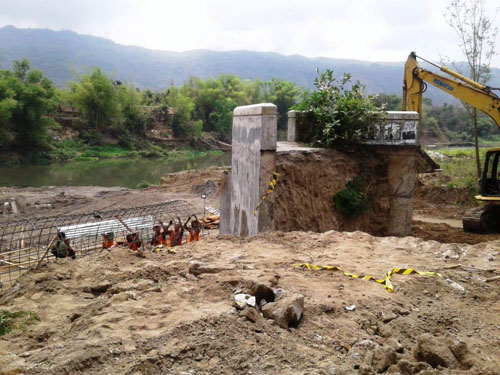 Hujan Bukan Suatu Halangan Proyek Jembatan Nambangan Jalan Terus