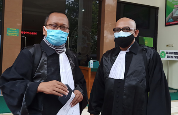 Advokad YIS Usai Sidang Eksepsi Tunjukkan Copy Salinan Ijazah ‘Ditanya Sempat Ndak Bisa Jawab 