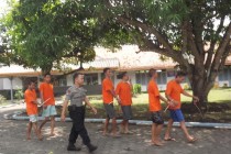 8 TAHANAN POLRES DAN POLSEK NYOBLOS…