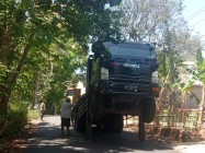 Truk turunkan alat berat aspal…