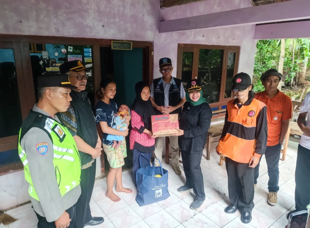 LOGISTIK UNTUK KORBAN MUSIBAH ANGIN KENCANG SLEMAN  DI SERAHKAN 