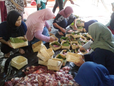  Masjid Nurul Hidayah Bantul  Contohi Pemberian Daging Qurban Dengan Bahan Alami