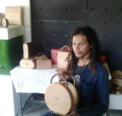 Andry Pajangan Kembangkan Kerajinan Tas Berbahan Kayu Laku Bisa Keras Dipasaran