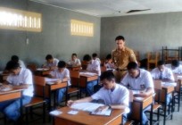 Peserta Ujian UN di Tinjau Gubernur…