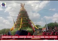 RIBUAN MASYARAKAT MENYAKSIKAN GREBEG…
