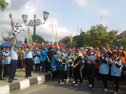Jalan sehat olah raga ringan mengendorkan otot menuju sehat