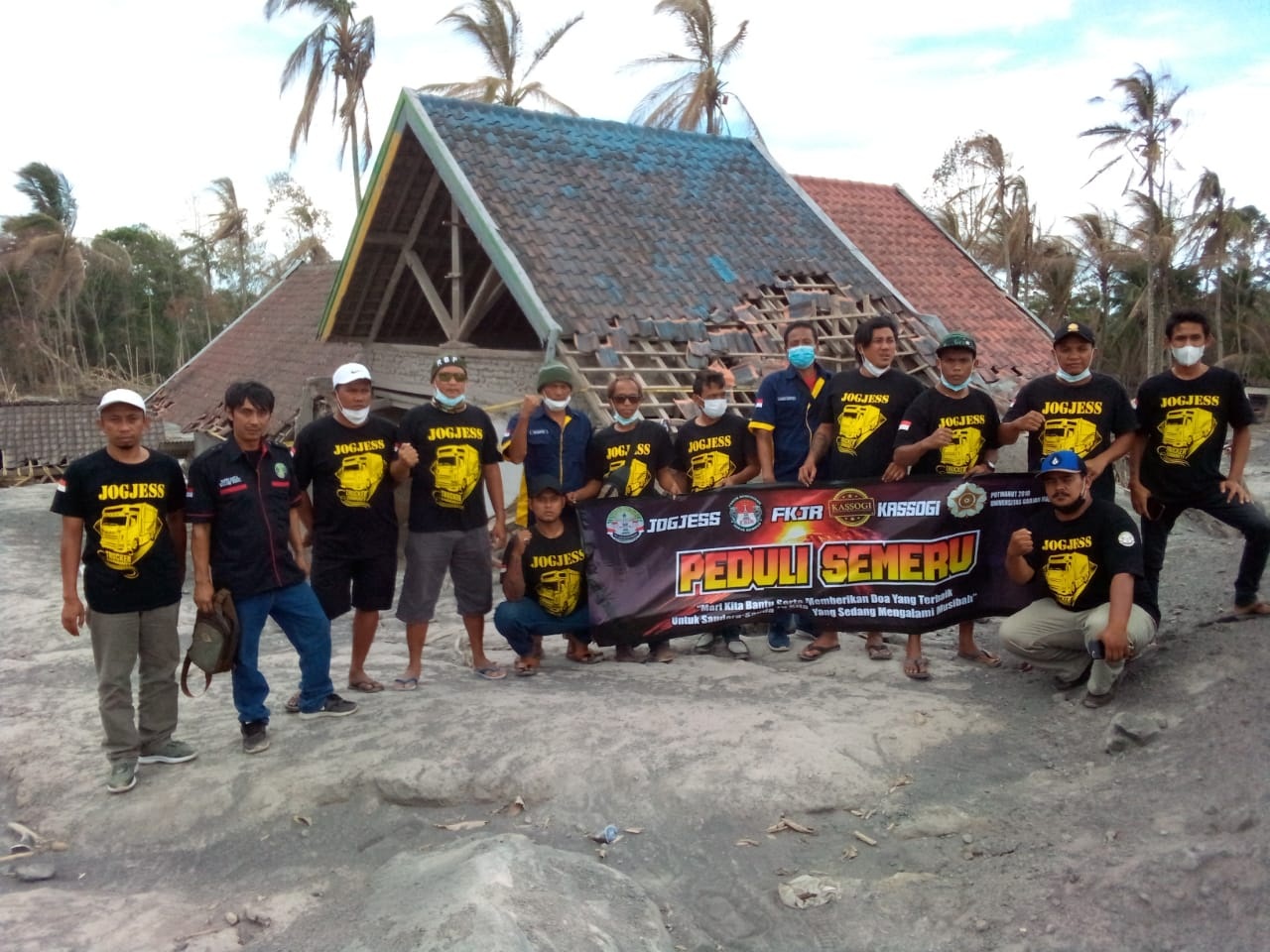 Lintas Komunitas  Dan Jogjess Sambangi warga terdampak gunung semeru untuk baksos