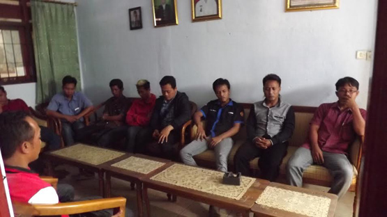 Pemuda Bejiharjo Gunungkidul memprotes pelantikan perangkat desa yang tidak transparan
