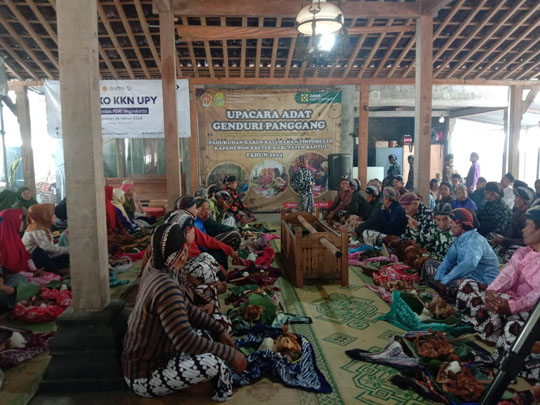 Warga Padukuhan Karen Trtomulyo Bantul Kenduri Panggang
