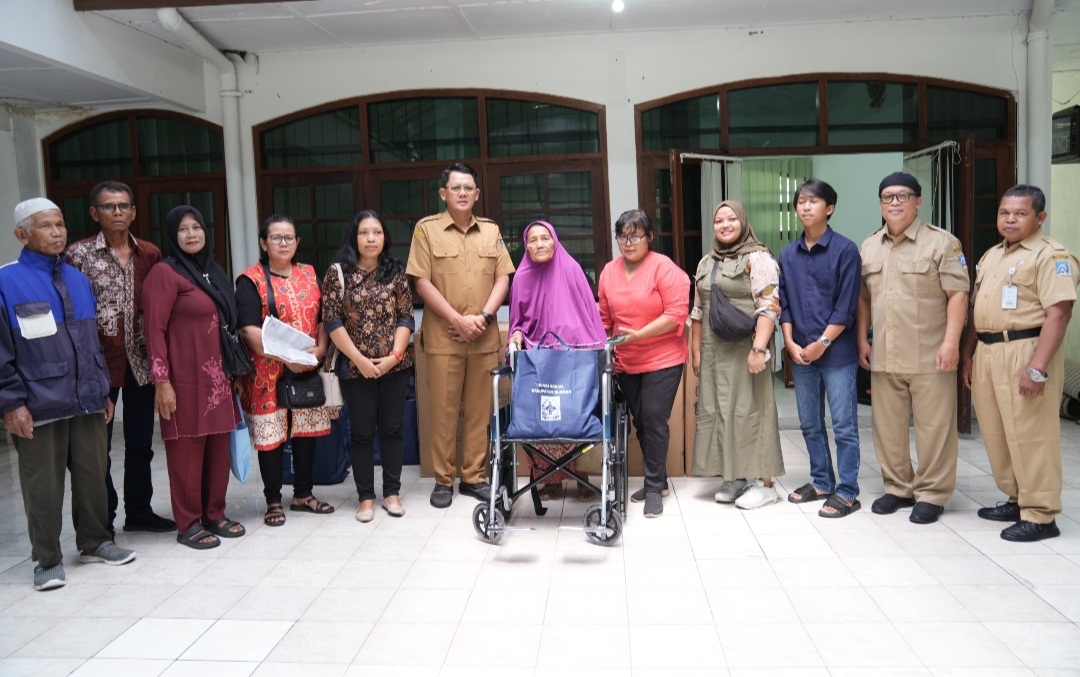 Wabup Danang Serahkan 7 Bantuan Kursi Roda dan Kruk Melalui Program JPS