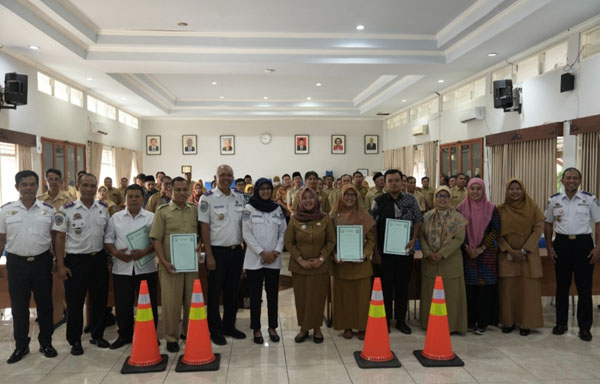 UPAYA CEGAH KECELAKAAN LALU LINTAS 72 SEKOLAH TERIMA BANTUAN TRAFFIC CONE
