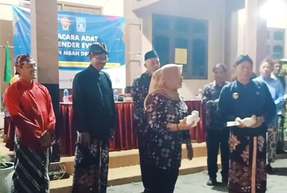 PROSESI UPACARA ADAT SURAN MBAH DEMANG BANYURADEN LESTARIKAN TRADISI LELUHUR