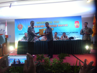 DR.HADIANTO  ISMANGOEN GANTIKAN  GBPH  PRABUKUSUMO  DALAM MUSORDA VIII KONI DIY