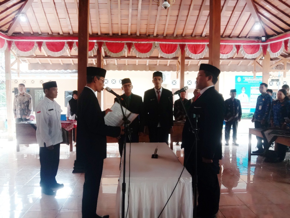 Lurah Muntuk Marsudi Melantik Hasan Bambang Subekti Sebagai Carik Baru