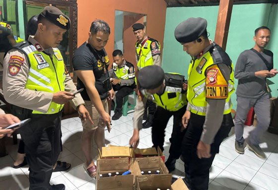 Ditsamapta Polda DIY Laksanakan Patroli Malam  Amankan 83 Botol Miras di Mantrijeron