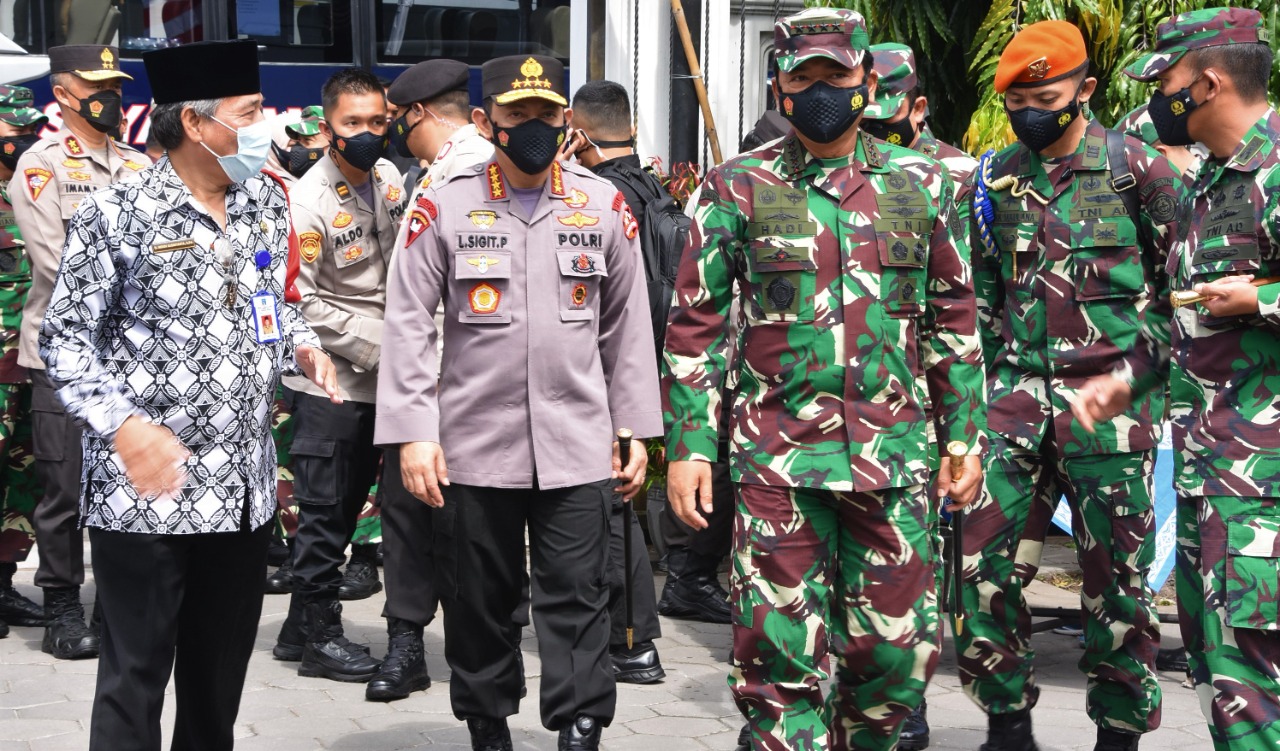 Panglima TNI Bersama Kapolri Pantau Posko PPKM Mikro  Maguwoharjo, Sleman. 