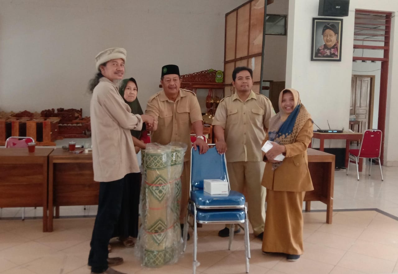  Lurah Baturetno Banguntapan Serahkan Bantuan Fasilitas untuk Lansia Posyandu Paud 