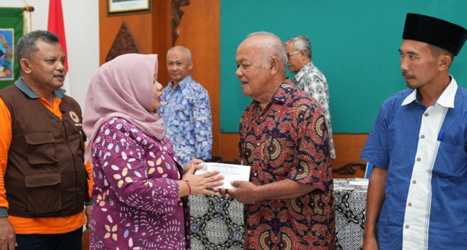 WARGA SLEMAN  TERDAMPAK  BENCANA ANGIN KENCANG DAN KEBAKARAN DAPAT STIMULAN 