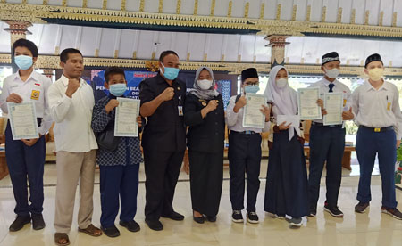  PEMKAB SLEMAN BERIKAN BEASISWA BAGI 81 SISWA SEKOLAH SMP DAN SD BERPRESTASI