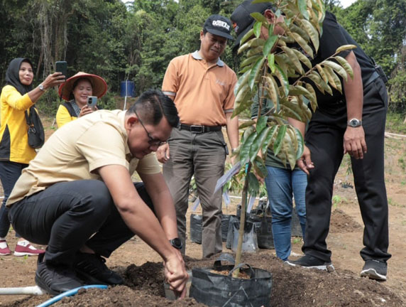 Dukung Produktivitas Pertanian Masyarakat Wabup SlemanTanam Pohon Durian Perdana LPMK Sidarejo