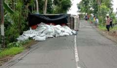 Bawa Pakan Ayam 8 Ton Melintasi…