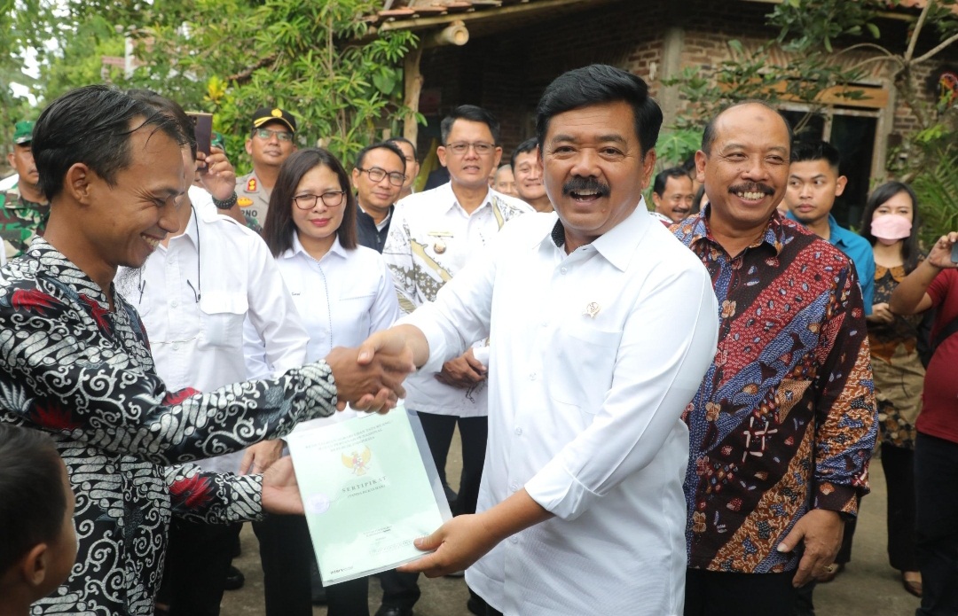 MENTERI ATR/BPN SERAHKAN SERIFIKAT KONSOLIDASI TANAH DI SUMBERARUM MOYUDAN
