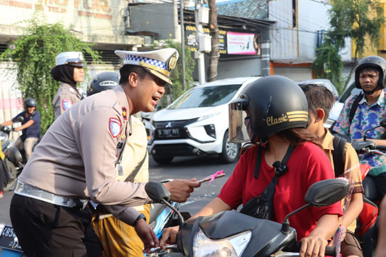 Polresta Banyuwangi Bagikan Cokelat dan Helm di Hari Valentine