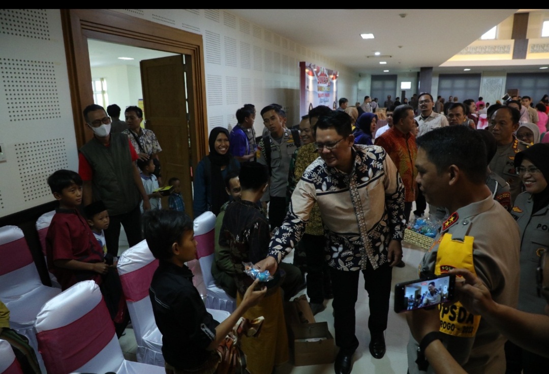  203 ANAK IKUTI SUNATAN MASAL BENTUK KOMITMEN POLRI DEKAT MASYARAKAT 