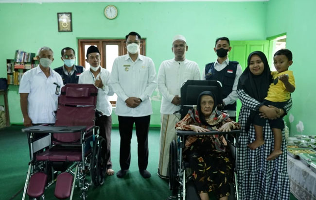 Wabup Sleman Danang Maharsa Kunjungan Kerja DI Gamping Serahkan Bantuan Kursi Roda 