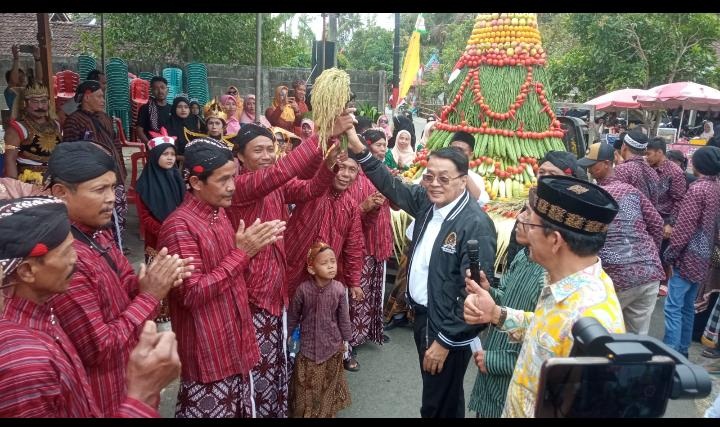 Gunungan Buah dan Bergodo Ramaikan Merti Dusun Soka Seloharjo Pundong Bantul