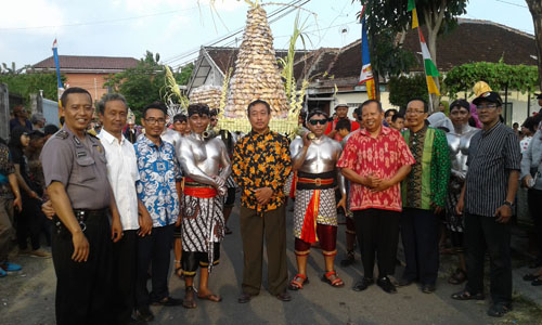 Kirab  Budaya  Tradisi Grebeg Apem Kampung Wisata Tahunan Meriah.