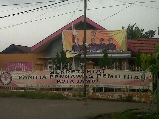 Kadung Cinta Satpam Panwaslu Nekat Mesum Akhirnya Tertangkap Warga !