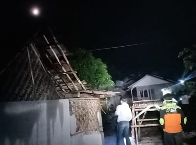 Angin Puting Beliung Gunungkidul Merobohkan Sejumlah Pohon dan Merusak Rumah. 