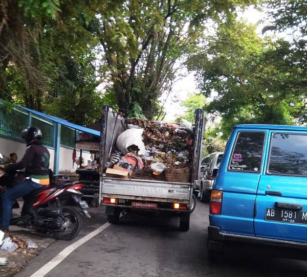 Mengangkut Sampah Di Muntilan Kesiangan Dan Telat ‘Warga Keluhkan Bau Sampah