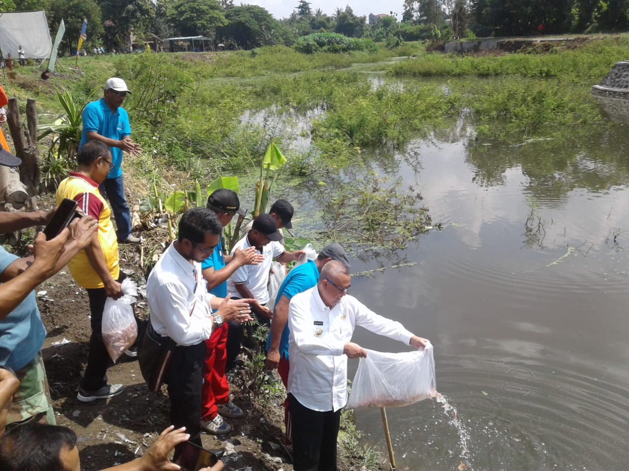 BUPATI BANTUL TEBAR IKAN DI EMBUNG EX UJICOBA KAPAL SELAM