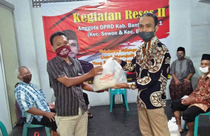 MICO LAKSANAKAN RESES SAMBIL BAGIKAN SEMBAKO