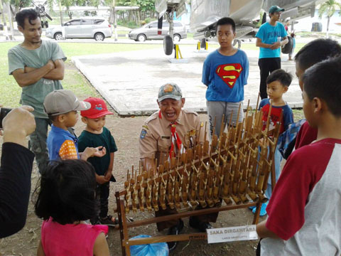 Pengunjung Musium Dirgantara TNI AU ‘Terpesona ‘Adanya Pertunjukan Musik Angklung 