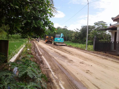 WARGA GOTONG ROYONG AKSES JALAN BERFUNGSI, BANTUAN MENGALIR