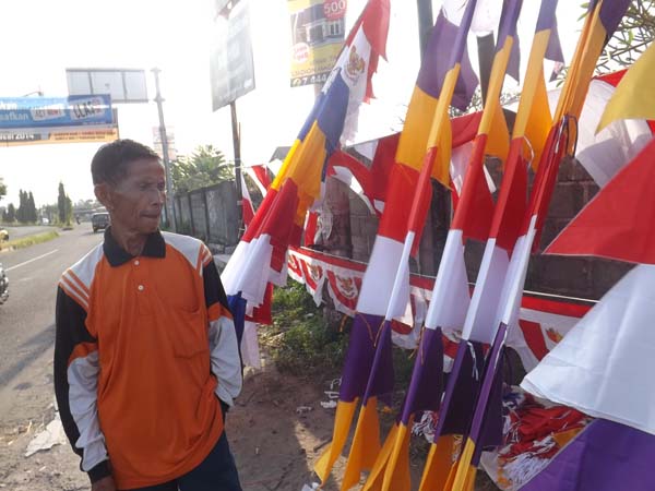 Wuich  mantab 2 minggu jualan bendera hasilnya 24 juta ? 