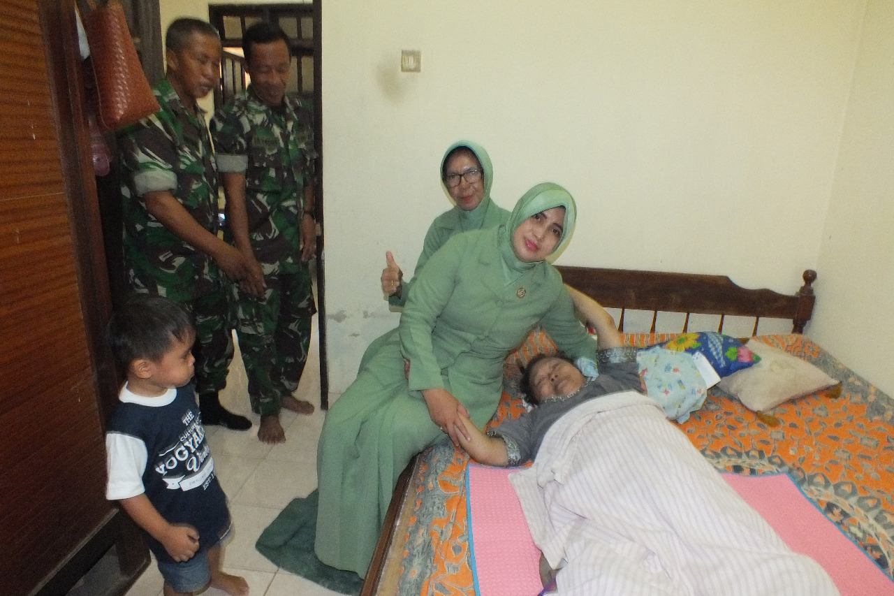 Persit Kartika Candra Kirana (KCK) Kodim 0729/Bantul Anjangsana Dan Beri Bantuan 
