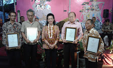  Sosialisasi DPD RI GKR Hemas Serahkan Penghargaan
