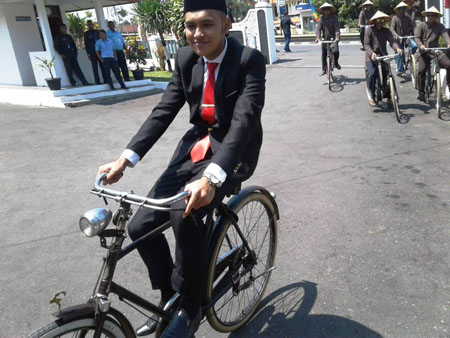 Puas Di Lantik Sebagai Anggota Dewan Lantas Naik  Sepeda Onta