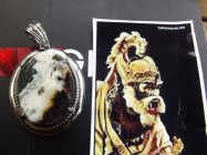 Batu mulia masih ramai "Liontin…