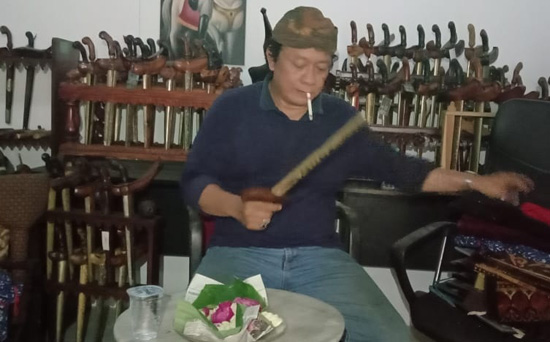 Dr.Sofyan 1 Suro 1443 H/2021 Jamasan Keris Pusoko Peninggalan Leluhur