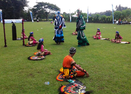 Kesenian Jathilan Menghibur Opening TMMD 2019 Di Lapangan Murtigading 