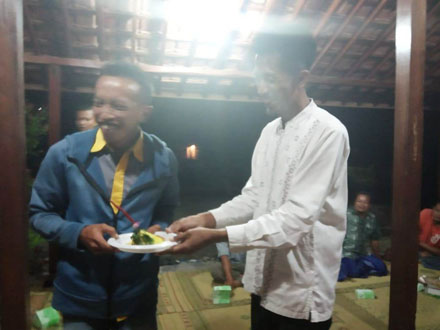2  Orang Karyawan Jogja Exotarium Jebur Kolam Saking  Gembira Dapat Bingkisan' Lebaran 2019 