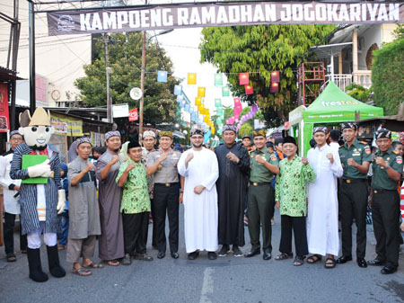 Danrem 072/Pmk Bersama Kapolda DIY Buka Pasar Sore Kampung Ramadhan Masjid 
