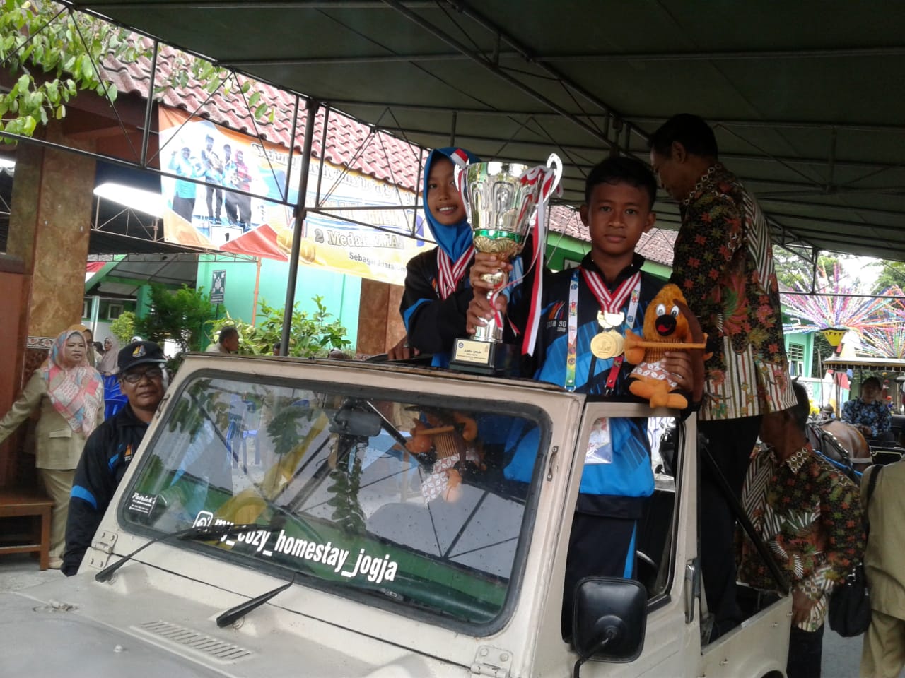 Sabet Prestasi 2 Medali Emas Anak Didik SD Plakaran Banguntapan Dikirab