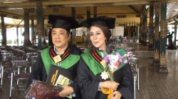 Koh Bing Lulus Dengan IP 3,8 dan…