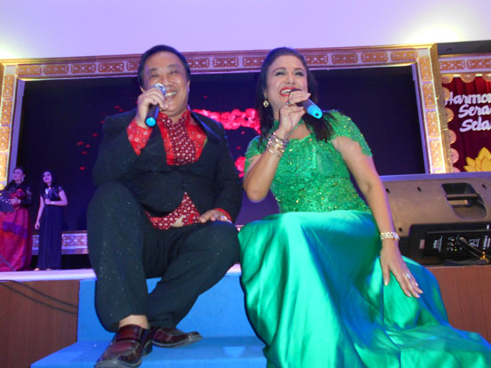Koh Bing Berduet Dengan Betaria Sonata Nyanyikan Lagu Yek Liang Tai Piao Wo Te Sin